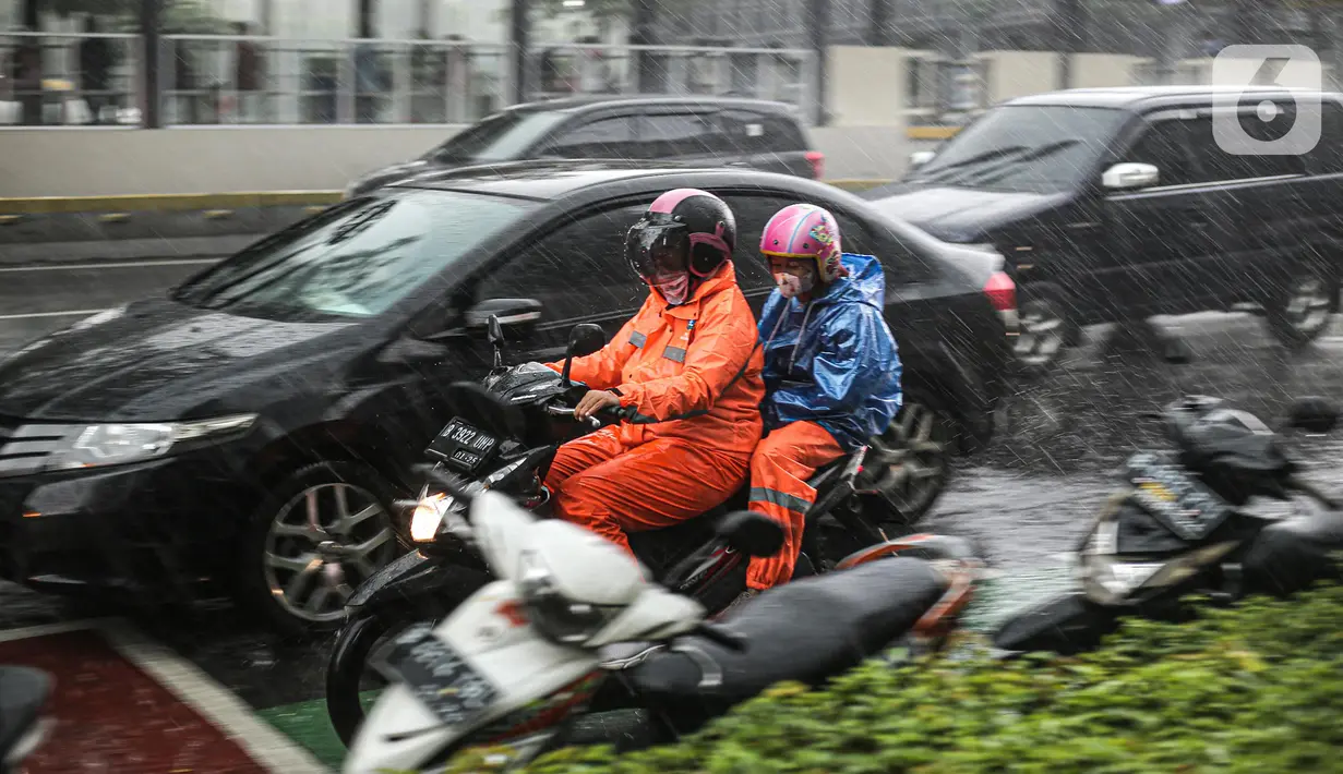 Sejumlah pengendara menerjang hujan deras di kawasan Jalan Sudirman, Jakarta, Jumat (9/12/2022). Penjabat Gubernur DKI Jakarta Heru Budi Hartono menyebut pihaknya akan mengkaji penerapan bekerja dari rumah atau work from home (WFH), hal ini berkaitan dengan arahan dari Presiden Joko Widodo atau Jokowi tentang potensi cuaca ekstrem pada penghujung 2022. (Liputan6.com/Faizal Fanani)