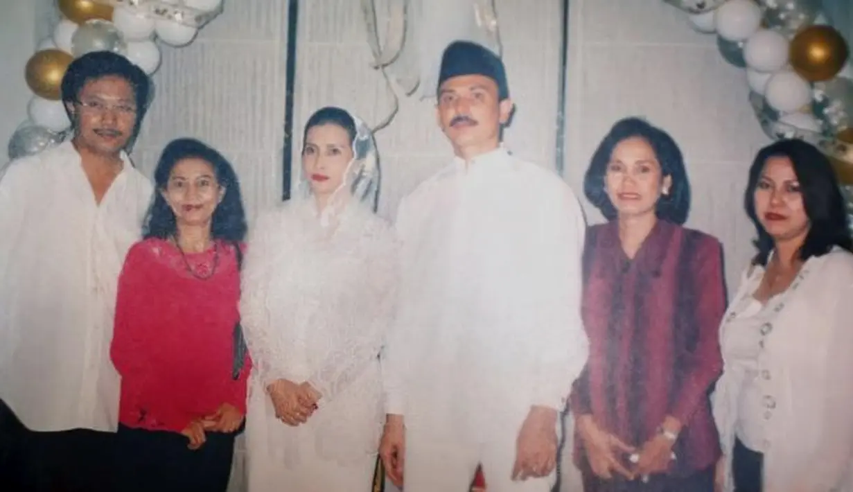 "Kami menikah di rumah mama saya pada tanggal 9 Oktober 1992," ungkap Baby. (Repro dok. Pribadi/Andy Masela/Bintang.com)