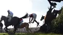Seorang joki bernama Rachael Blackmore terlempar dari kudanya saat mengikuti pacuan kuda Grand National di Aintree Racecourse di Liverpool, Inggris (14/4). Rachael Blackmore juga hampir terinjak oleh peserta lainnya. (AFP/Paul Ellis)