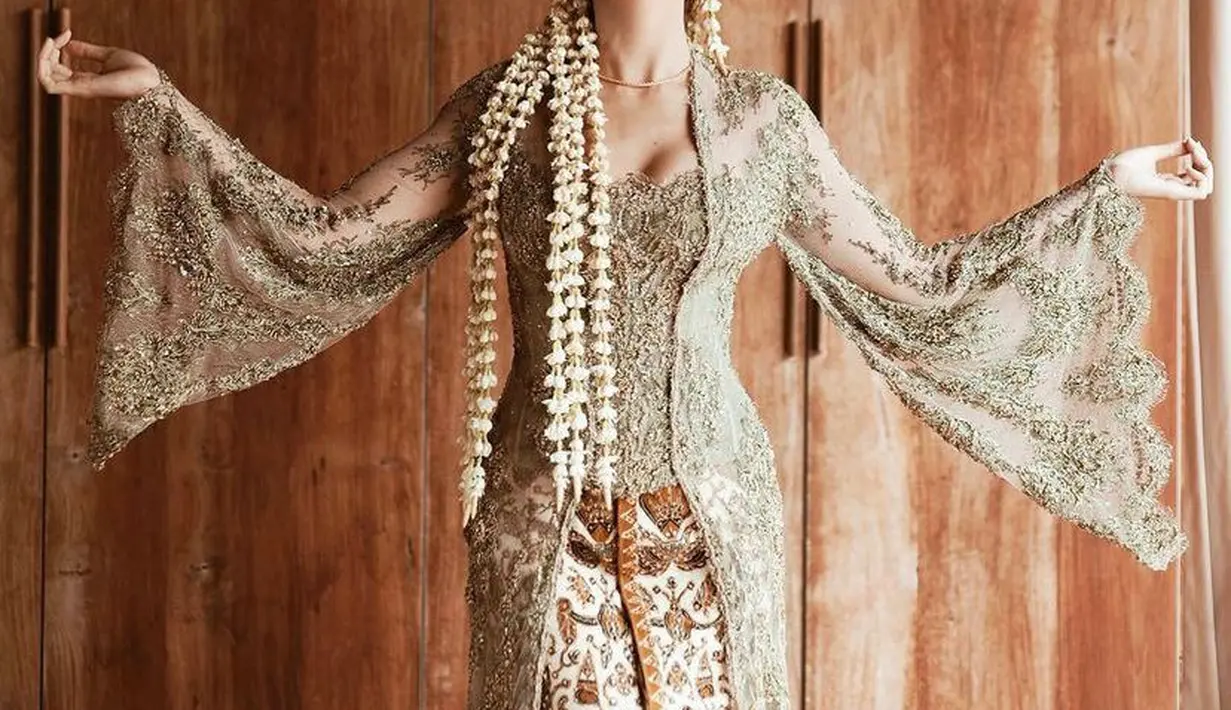 Pemeran Estelle Linden tampil memukau pakai kebaya dengan aksen lengan menjuntai di hari pernikahannya. [@estellelinden].