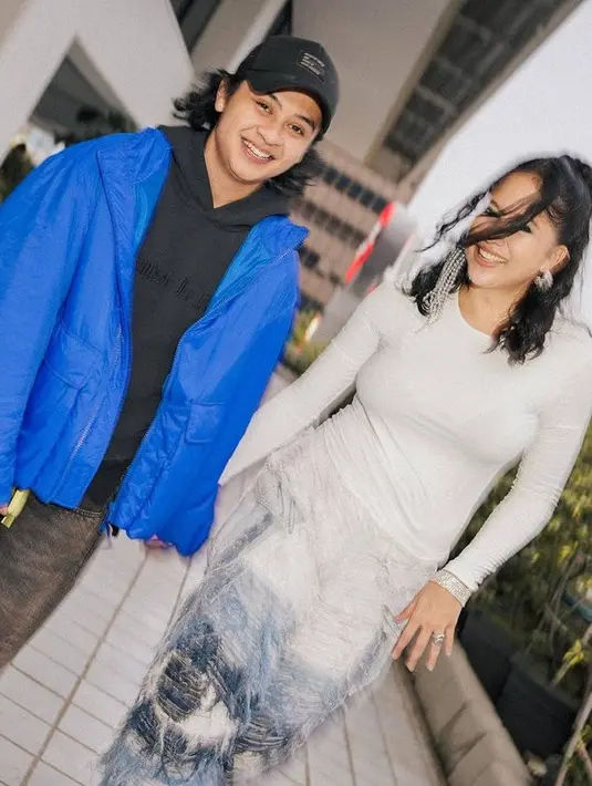 <p>Pasangan ini sempat jadi sorotan publik. Pasalnya gaya pacaran Bastian dan Sitha dinilai terlalu berlebihan. [Foto: instagram.com/bastiansteel/sithamarino]</p>