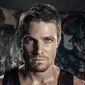 Stephen Amell merilis sebuah video untuk mengumumkan bahwa barang-barangnya adalah naskah dari musim kedua serial Arrow.