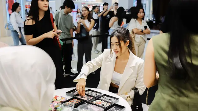 Aktivitas interaktif yang dilakukan oleh tamu dan pengunjung di GUESS Accesesories Mall Kota Kasablanka