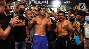 Petinju Indonesia Daud Yordan (kiri) dan lawannya petinju Thailand Panya Uthok berpose usai mengikuti sesi timbang badan di Balai Sarbini, Jakarta, Kamis (30/6/2022). Memperebutkan WBC Asian Boxing Council Silver, Daud Yordan dan Panya Uthok bakal bertarung pada Jumat, 1 Juli 2022.(Liputan6.com/Johan Tallo)