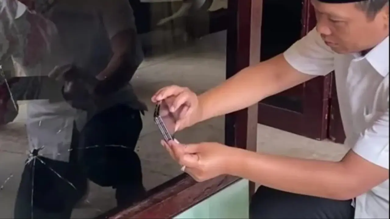 Polisi menyediki kasus penembakan di rumah timses Pilbup Lumajang. (Istimewa)