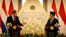 Usai pertemuan, Menlu Belanda David Van Weel dan Menlu Indonesia Sugiono memberikan pernyataan dalam konferensi pers yang digelar bersama di Gedung Pancasila, Jakarta, Kamis (9/10/2025). (Yasuyoshi CHIBA/AFP)