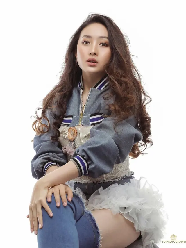 6 Gaya Pemotretan Beautyshoot Natasha Wilona dalam Denim on Denim, Menawan