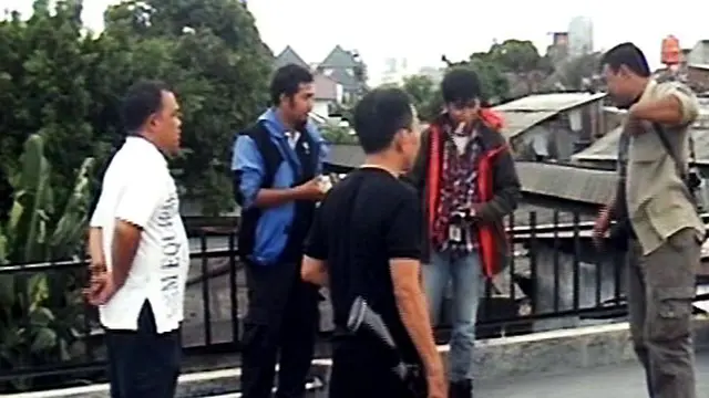 Awas! Ada Monyet Nakal Berkeliaran di Palmerah