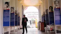 Seorang petugas berjalan di koridor masuk Museum Kebangkitan Nasional di Jakarta, Rabu (20/5). Hari Kebangkitan Nasional yang diperingati hari ini merupakan refleksi mengenang masa memperjuangkan kemerdekaan. (Liputan6.com/Helmi Afandi)