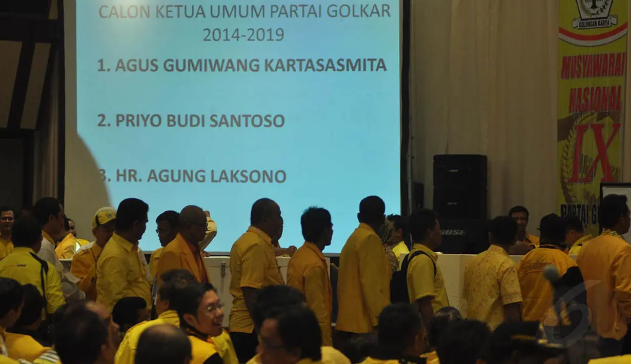 Layar monitor menunjukan penghitungan suara pemilihan ketua umum pada Musyawarah Nasional IX di Ancol, Jakarta, Senin (8/12/2014). (Liputan6.com/Miftahul Hayat)
