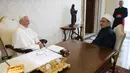 Suasana audiensi anatara Paus Fransiskus dan Imam Besar Al-Azhar Sheikh Ahmed Mohamed el-Tayeb di Vatikan, Senin (23/5). Paus Fransiskus menggelar pertemuan untuk membina hubungan di antara dua agama terbesar dunia. (MAX ROSSI/POOL/AFP)