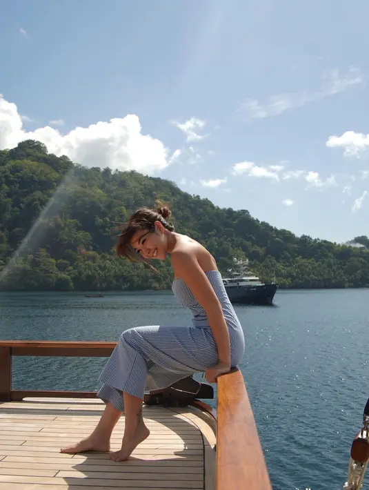 Potret yang diambil dari bawah ini sukses memamerkan body goalsnya yang sempurna. [Foto: Instagram/gisel_la]