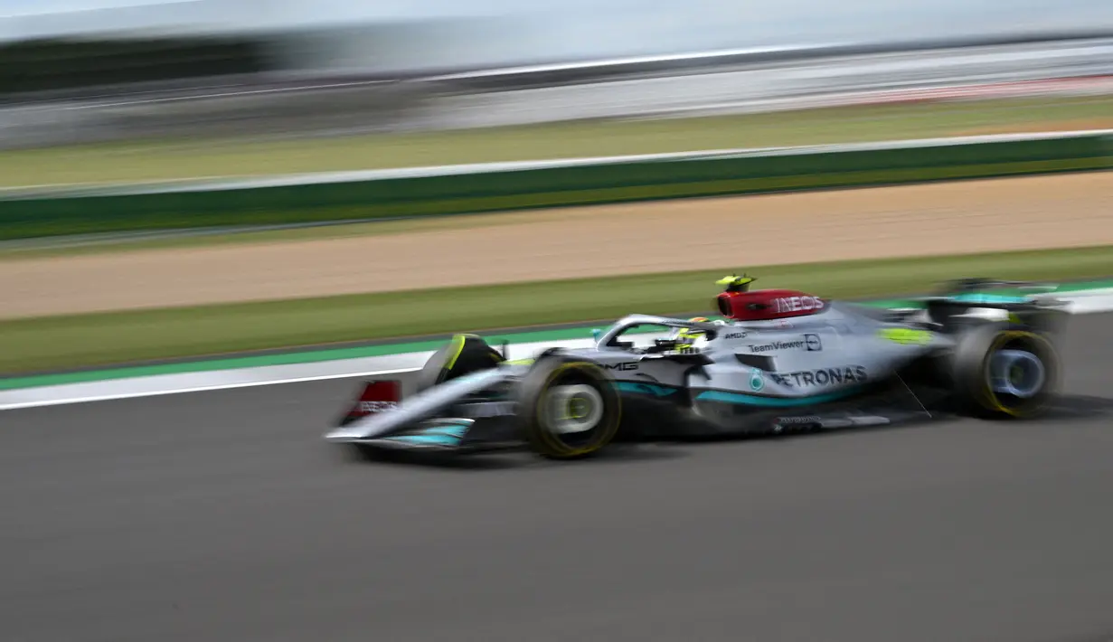 Lewis Hamilton berhasil naik podium untuk yang ketiga kalinya saat balapan di negaranya sendiri, Inggris di Sirkuit Silverstone. Ia sukses melewati garis finis di urutan ketiga pada balapan yang diklaim sebagai seri paling seru tahun ini tersebut. (AFP/Justin Tallis)