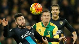Pemain Arsenal, Olivier Giroud (kiri), berebut bola dengan pemain Norwich City, Gary O'Neil, dalam lanjutan Liga Inggris di Stadion Carrow Road, Minggu (29/11/2015) malam WIB. (Action Images via Reuters/John Sibley)