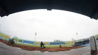 Suasana sepi pada laga Sriwijaya FC melawan Gresik United pada laga Piala Jenderal Sudirman di Stadion Kanjuruhan, Malang, Kamis (19/11/2015). (Bola.com/Kevin Setiawan)