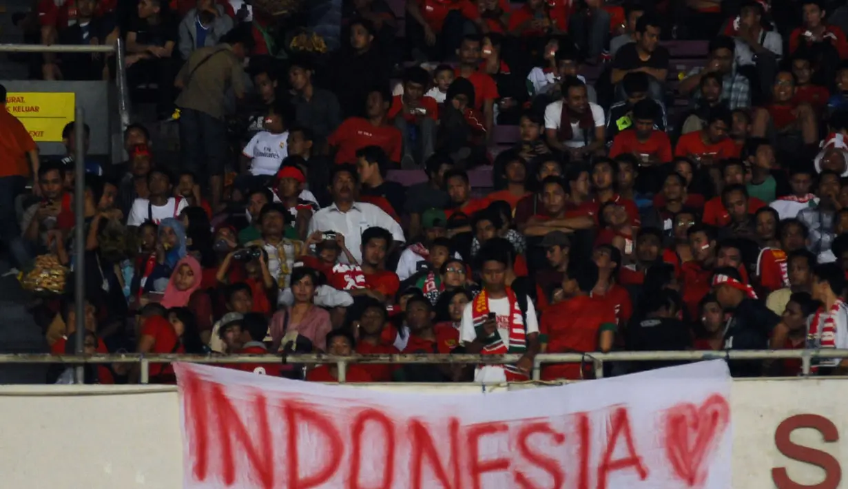 Spanduk dukungan buat Timnas Indonesia U-19 juga terlihat di salah satu sisi Stadion GBK Jakarta, (5/5/2014). (Liputan6.com/Helmi Fithriansyah)