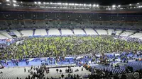 Para penonton laga Prancis versus Jerman memutuskan tetap bertahan di Stade de France, Paris, karena ada serangan bom yang terjadi di dekat lokasi tersebut pada Jumat (13/11/2015) malam waktu setempat. (AFP PHOTO / Matthieu Alexandre)