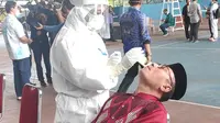 Petugas medis melakukan tes swab terhadap warga di Pekanbaru. (Liputan6.com/M Syukur)