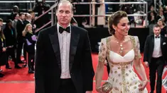 Pangeran William dan istrinya, Kate Middleton menghadiri acara BAFTA 2020 di Royal Albert Hall London pada 2 Februari 2020. Kate Middleton menjadi pusat perhatian di karpet merah dengan gaun putih beraksen emas rancangan salah satu label favoritnya, Alexander McQueen. (Jeff Gilbert/POOL/AFP)