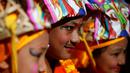 Sejumlah bocah berhias dan mengenakan busana meniru dewa-dewi dalam ajaran Hindu di perayaan Gaijatra Festival atau Festival Sapi di Kathmandu, Nepal, Jumat (19/8). Festival ini digelar untuk meminta keselamatan dan kedamaian. (REUTERS/ Navesh Chitrakar)