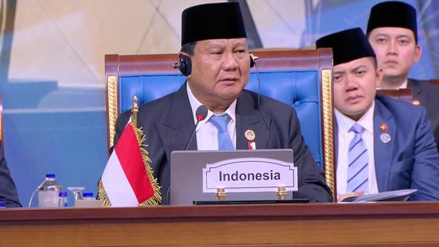 Presiden Prabowo Subianto saat berpidato dalam sesi khusus Konferensi Tingkat Tinggi (KTT) Ke-11 Developing Eight (D-8) di Istana Kepresidenan New Administrative Capital, Kairo, Mesir, Jumat (20/12/2024). (Foto: Pool Host D-8)
