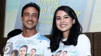 Hamisd Daud dan Maudy Ayunda di acara peluncuran poster film Trinity, The Nekad Traveler. (Herman Zakharia/Liputan6.com)