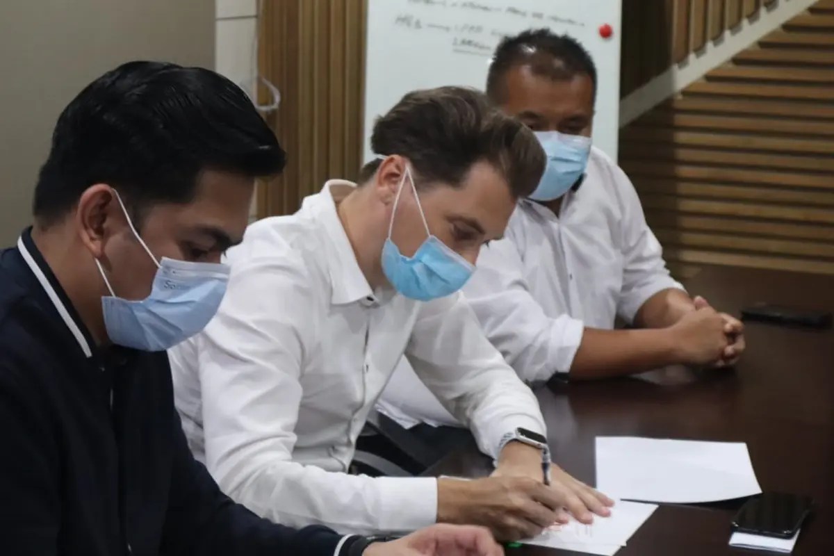 Perusahaan produsen pakan ternak asal Belanda, De Heus melalui bendera PT Universal Agri Bisnisindo berinvestasi senilai Rp 350 miliar di Kawasan Industri Pasuruan Industrial Estate Rembang (PIER). (Dian Kurniawan/Liputan6.com)