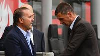 Pemilik RedBird Capital Partners sekaligus AC Milan, Gerry Cardinale (kiri) berbicara dengan Direktur Olahraga AC Milan, Paolo Maldini saat laga lanjutan Liga Italia 2022/2023 antara AC Milan melawan Inter Milan di Stadion San Siro, Milan, 3 September 2022. (AFP/Isabella Bonotto)