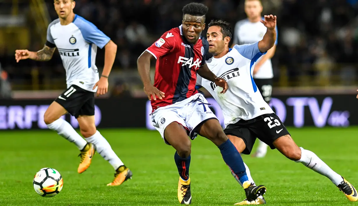 Pemain Inter Milan, Eder (kanan) berebut bola dengan pemain Bologna, Godfred Donsah pada lanjutan Serie A di The Dall' Ara Comunal Stadium, Bologna, (19/9/2017). Inter bermain imbang 1-1 lawan Bologna. (AFP/Andreas Solaro)