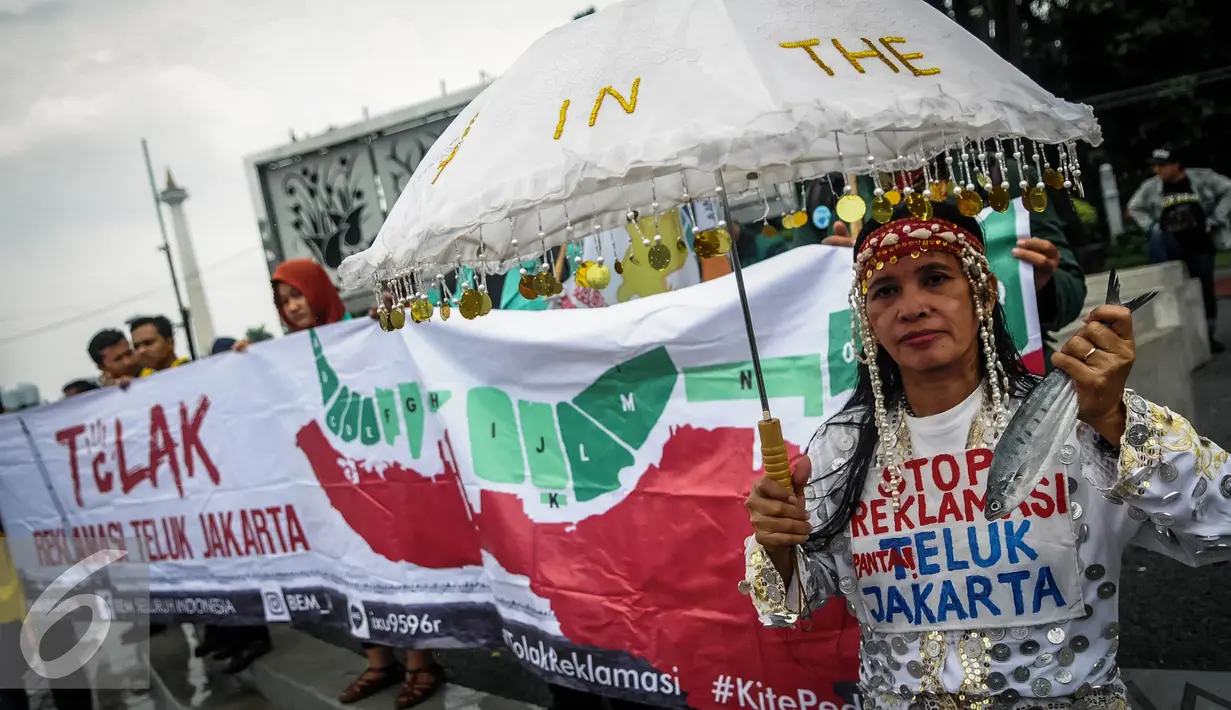 Pengunjuk rasa melakukan aksi Tolak Reklamasi Teluk Jakarta di Depan Istana, Jakarta, Senin (19/9). Dalam aksinya mereka menolak pelaksanaan reklamasi Teluk Jakarta meski pemerintah sepakat melanjutkannya. (Liputan6.com/Faizal Fanani)