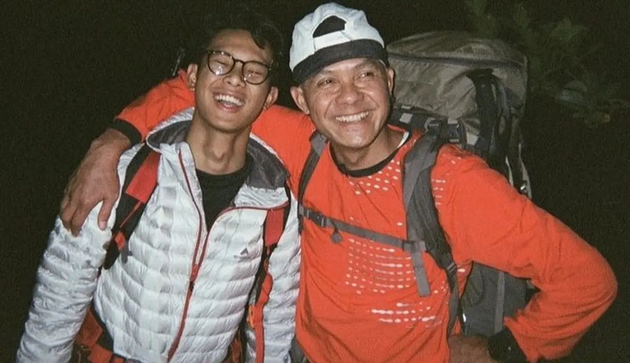 Alam pun terlihat dekat dengan sang ayah, dalam akun Instagramnya Alam pun mendaki gunung dengan padding jaketnya bersama Ganjar. [@alamganjar]