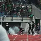 Bonek berbuat ulah usai Persebaya kalah 0-1 dari Kalteng Putra (Liputan6.com/Dimas Angga P)