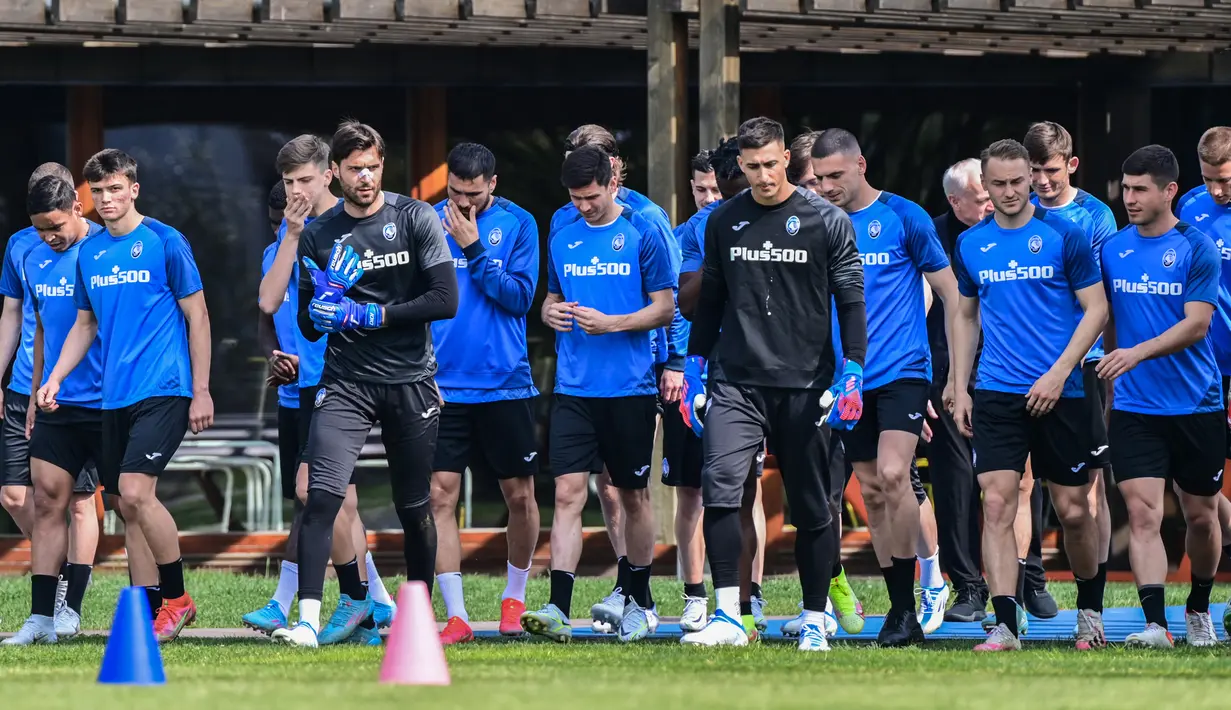Para pemain Atalanta tiba untuk sesi latihan di tempat latihan klub di Ciserano, Bergamo, Italia (13/4/2022). Atalanta akan bertanding melawan RB Leipzig pada leg kedua perempat final Liga Europa di Stadio Atleti Azzurri. (AFP/Miguel Medina)