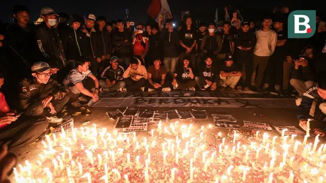 Foto: Ikut Berduka, Sejumlah Kelompok Suporter Gelar Aksi Belasungkawa atas Insiden di Stadion Kanjuruhan