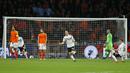 Pemain Jerman, Nico Schulz, melakukan selebrasi usai mencetak gol ke gawang Belanda pada laga kualifikasi Piala Eropa di Stadion Johan Cruyff, Minggu (24/3). Belanda takluk 2-3 dari Jerman. (AP/Peter Dejong)