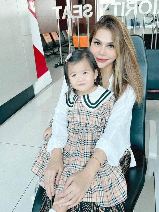 6 Potret Terbaru DJ Katty Butterfly yang Dipuji Hidungnya Semakin Mancung