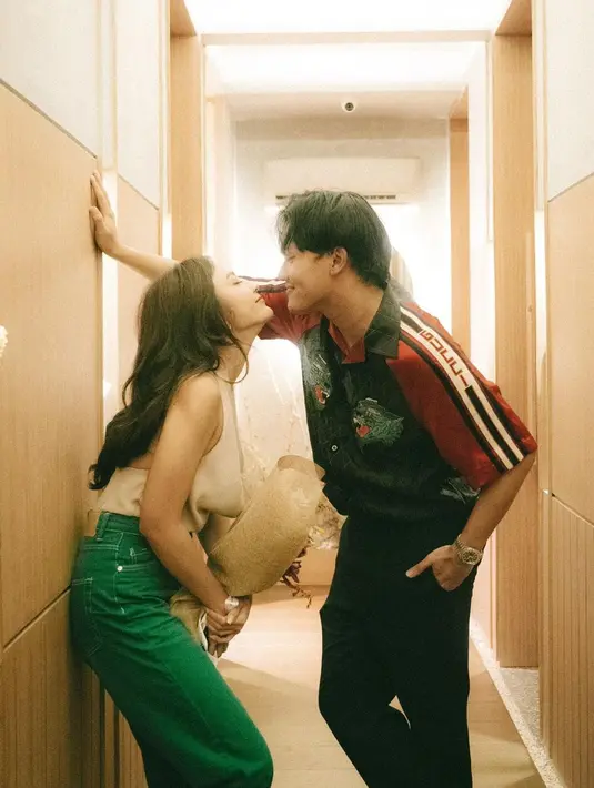 <p>Rizky Febian sudah resmi pacaran dengan Mahalini Raharja. Pelantun Kesempurnaan Cinta itu menyatakan cintanya kepada Mahalini di hadapan adik-adik dan kedua orangtuanya. (Instagram/mahaliniraharja)</p>