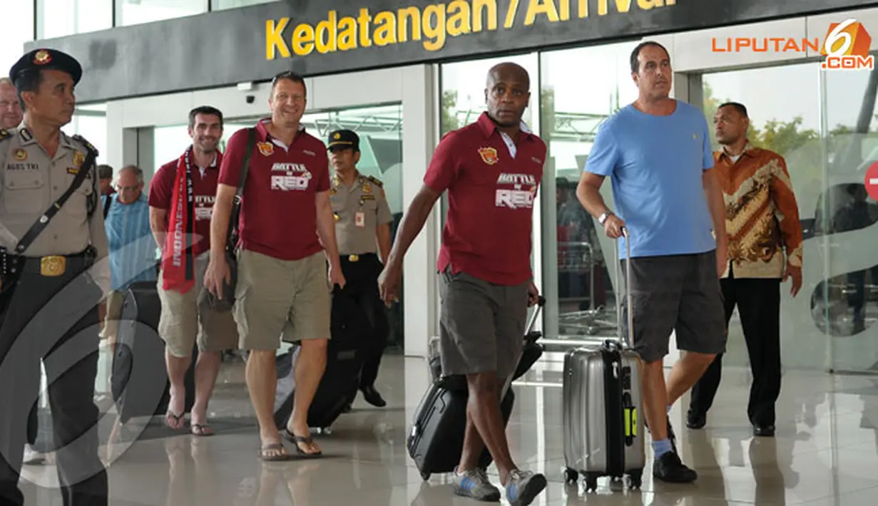  Paul Parker (eks pemain Manchester United) ikut terlihat dalam rombongan yang rencananya akan bertanding melawan Indonesia Red di Stadion GBK Jakarta pada Rabu 23 Oktober 2013 (Liputan6.com/ Helmi Fithriansyah)