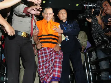 Wakil Ketua DPRD Banten, SM Hartono usai menjalani pemeriksaan KPK, Jakarta, Rabu (2/12/2015). Hartono tertangkap KPK saat Operasi Tangkap Tangan di kawasan Serpong. (Liputan6.com/Helmi Afandi)
