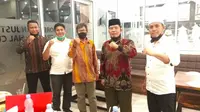 Jemaat Ahmadiyah Pekanbaru dan personel Polda Riau saat bersilaturahmi dan buka puasa bersama. (Liputan6.com/M Syukur)