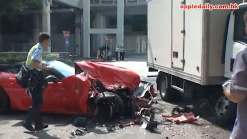 Hindari Binatang Nyebrang, Ferrari 599 Hantam Truk Daging