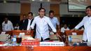 Menkumham, Yasonna Laoly (tengah) jelang mengikuti rapat kerja dengan Komisi III DPR RI di gedung Parlemen, Senayan, Jakarta, Senin (10/4). Rapat membahas sejumlah permasalahan dan pengawasan DPR. (Liputan6.com/Helmi Fithriansyah)
