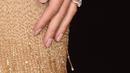 Cincin berlian yang begitu elegan terpasang di jari manis model berusia 28 tahun ini. Seorang juru bicara mengonfirmasi berita pertunangan model cantik dan Jason Statham ini kepada MailOnline. (AFP/Bintang.com)