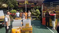 Barang bukti lebih dari satu truk MinyaKita palsu yang dibuat industri rumahan di Kabupaten Malang saat diamankan di Polres Malang pada Selasa, 11 Juni 2024 (Liputan6.com/Zainul Arifin)&nbsp;&nbsp;&nbsp;