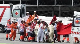 Pebalap Moto2 asal Spanyol, Luis Salom, dievakuasi ke rumah sakit setelah mengalami kecelakaan pada latihan bebas kedua (FP2) GP Catalunya, Spanyol, (3/6/2016). Luis Salom dinyatakan meninggal dunia beberapa saat kemudian. (AFP/Josep Lago)