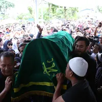 Setelah disemayamkan di rumah duka bilangan Kedaung, Ciputat, Tangerang Selatan, jenazah almarhum Didi Petet dikebumikan di TPU Tanah Kusir. (Galih W. Satria/Bintang.com)