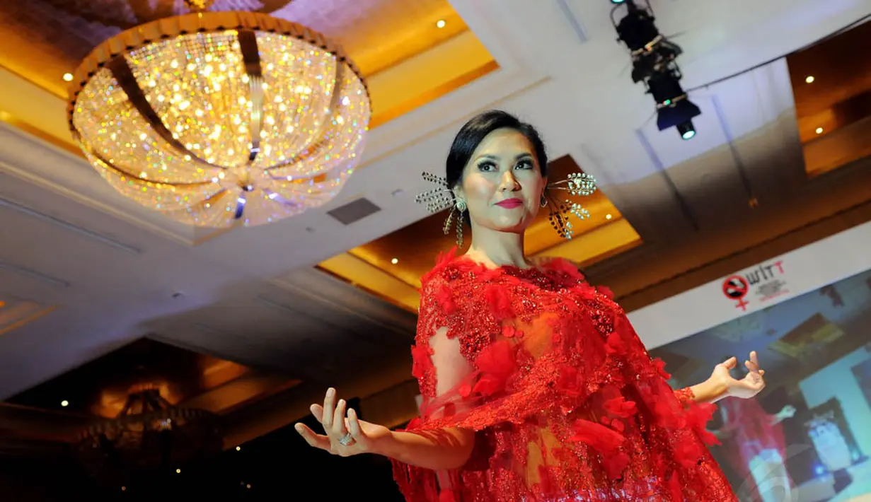 Seorang wanita terlihat mengenakan baju bodo berwarna merah yang Didiet sentuh dalam balutan bahan transparan penuh payet (Liputan6.com/Faisal R Syam)