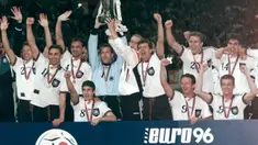 Pemain senior identik dengan umur dan pengalamannya, maka tak heran jika pemain-pemain senior yang berlaga biasanya sudah tua. Berikut 5 pemain gaek skuat Der Panzer yang pernah tampil di Piala Eropa. (Foto: AFP/Acques Demarthon)