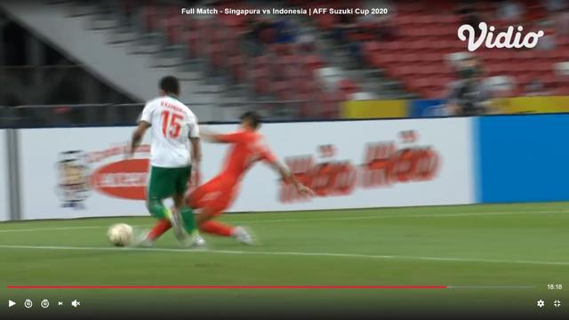 Gelandang Timnas Indonesia, Ricky Kambuaya dilanggar pemain Singapura pada babak semifinal Piala AFF 2020.