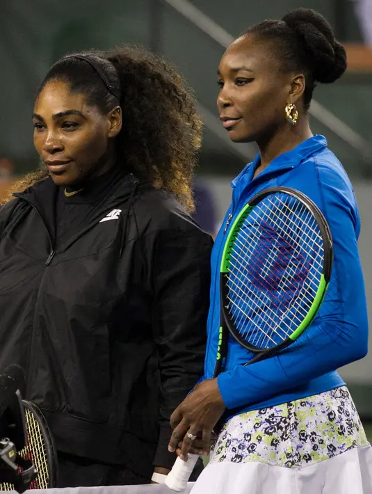 Venus Williams (kanan) berfoto bersama lawan sekaligus adiknya Serena Williams sebelum pertandingan turnamen BNP Paribas Open di Indian Wells Tennis Garden, California (12/3). (AP Photo/Crystal Chatham)